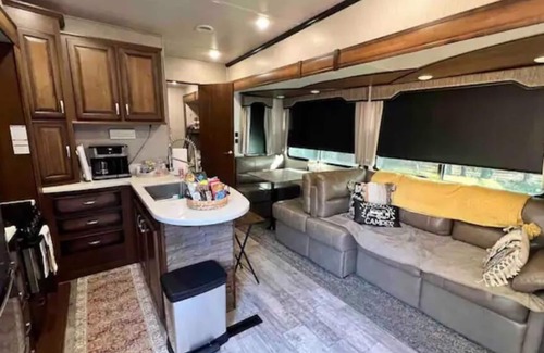Honey Grove House | The Lazy Pony at the Barn/Hot Tub/3 acres Hiking Trails/Unique Barn Living Area