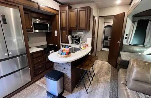 Honey Grove House | The Lazy Pony at the Barn/Hot Tub/3 acres Hiking Trails/Unique Barn Living Area