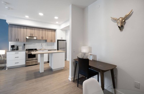 Centretown West Apartment | The Lennox 1 BR + DEN