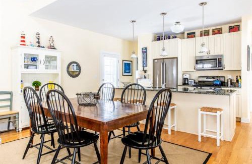 Union Pier House | The Lighthouse in Lakeshore Cottages