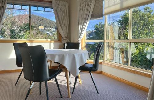 Lindisfarne House | The Lindisfarne Loft - close to CBD and Airport