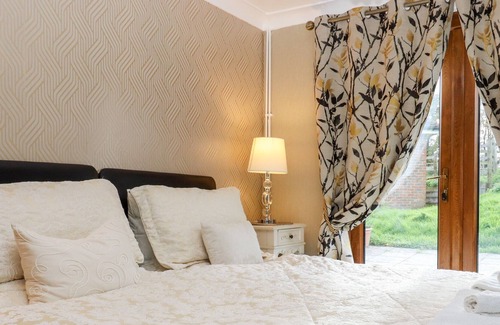 Beckley House | THE LITTLE ABBEY, romantic, character holiday cottage in Broad Oak