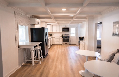 Wake Cottage | The Little Blue Cottage - Topping : Waterfront!