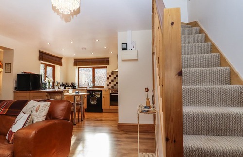 Beckley Cottage | THE LITTLE LODGE, pet friendly, with a garden in Broad Oak