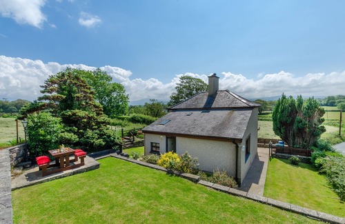 Llanfaglan House | The Lodge - Y Fron - Three Bedroom House, Sleeps 5