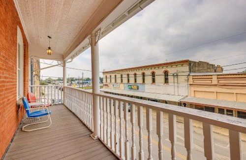Hondo Apartment | The Loft - Historic Dtwn Hondo Apt with Balcony