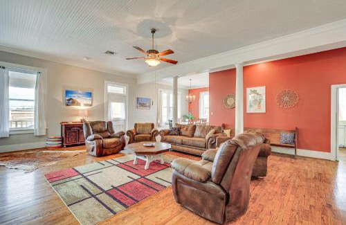 Hondo Apartment | The Loft - Historic Dtwn Hondo Apt with Balcony