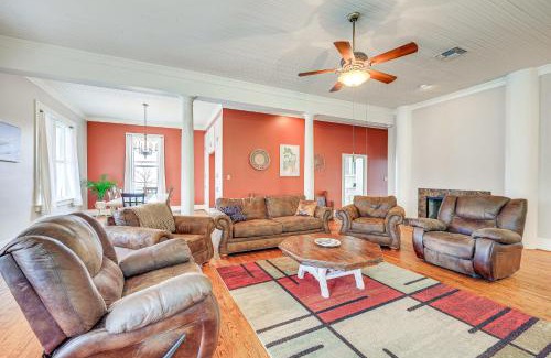 Hondo Apartment | The Loft - Historic Dtwn Hondo Apt with Balcony