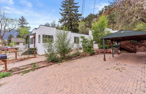 Manitou Springs Historic District Apartment | The London Escape: Manitou's Unforgettable Getaway