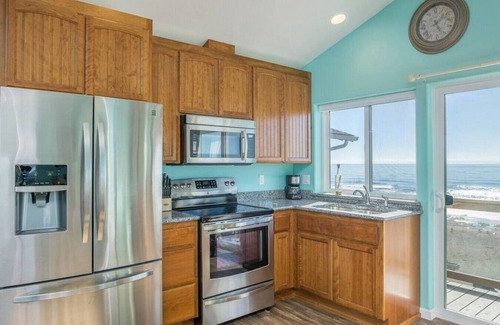 Lincoln City Apartment | The Lookout - Oceanfront, balcony, kitchen.