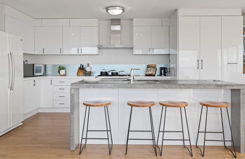 Taroona House | The Lookout - spacious, modern, group retreat