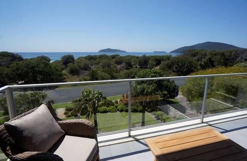 Hawks Nest Apartment | The Love Nest - luxury apartment with stunning views - stroll to beach