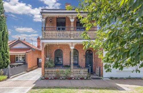 Bathurst House | The Maeve 1875 - Heart of Bathurst - Sleeps 10