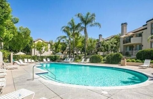 Valencia Condo | The Magic Mtn. Gem (3 miles to 6flags) 2bed/2bath/pool
