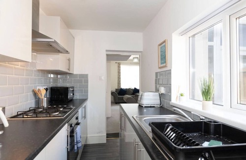 Jarrow Apartment | The Maple Haven – Spacious 3BR w/FREE Parking