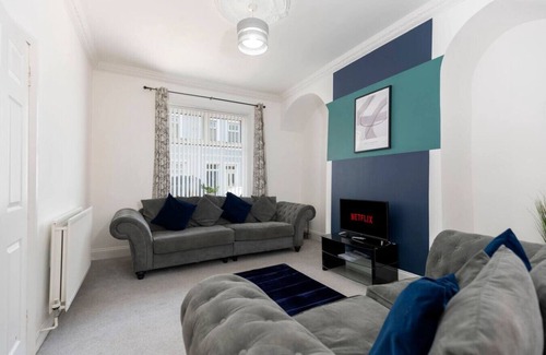 Jarrow Apartment | The Maple Haven – Spacious 3BR w/FREE Parking