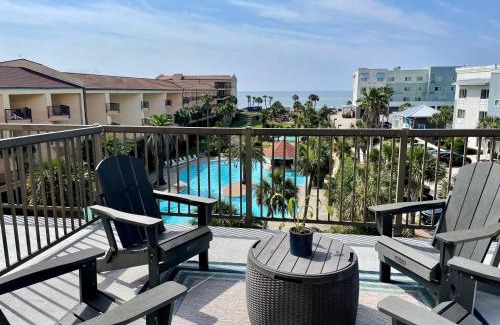 Galveston Apartment | The Maravilla, Wonderful Pool/Beach View, Newly Renovated, 3 Pools Corner Condo