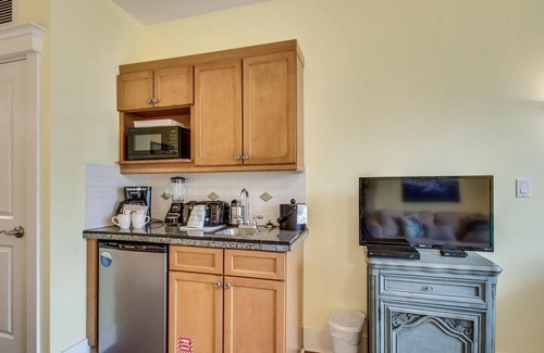 Baytowne Wharf Condo | The Marlin at Sandestin: Coastal Studio Retreat