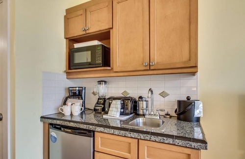Baytowne Wharf Condo | The Marlin at Sandestin: Coastal Studio Retreat
