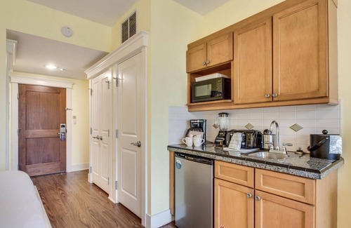 Baytowne Wharf Condo | The Marlin at Sandestin: Coastal Studio Retreat