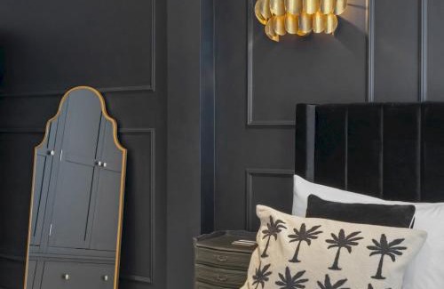 Mayfair Apartment | The Mayfair Noir: Elegant 2-Bed2-Bath Pass the Keys