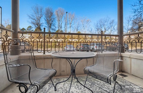 Fayetteville Apartment | The Meadow DTWN Fay Condo- 2 Blocks to Dickson St