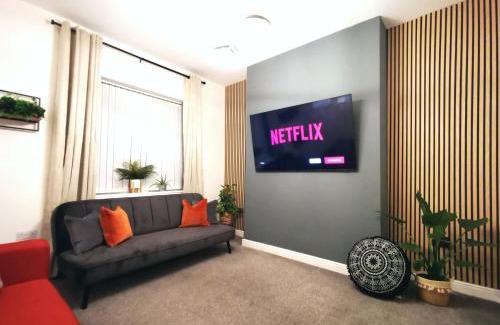 Failsworth House | The Mellor - Holiday Home With Free Parking - 5 Minutes Drive to Coop Live Arena, Etihad Stadium & Manchester City Centre
