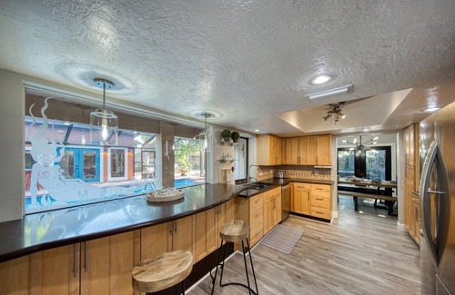 Seminole Villa | The Mermaid House. 5/4 home 1 mi to beach w heated(free) saltwater pool w/lanai