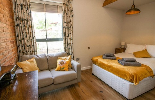 Malpas Cottage | THE MISSION ROOM, family friendly, with open fire in Malpas