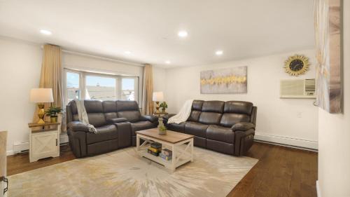 Valley Stream Apartment | The Mod Pad! 15 min from Airport, Free Parking!