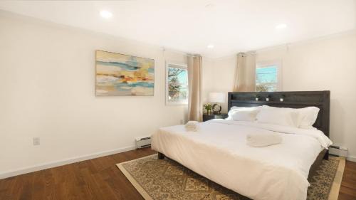 Valley Stream Apartment | The Mod Pad! 15 min from Airport, Free Parking!