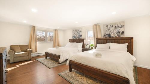 Valley Stream Apartment | The Mod Pad! 15 min from Airport, Free Parking!