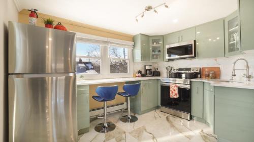 Valley Stream Apartment | The Mod Pad! 15 min from Airport, Free Parking!