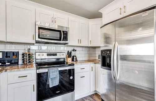 Quinton Apartment | The Modern Mile High: Aviator`s Lookout in Quinton