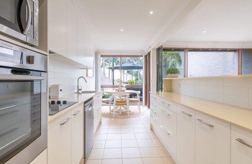Soldiers Point House | The Moorings, 23/4 Cromarty Rd - air con, pool and waterfront