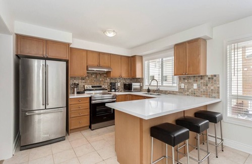 Brampton House | The Mt Pleasant Residence - Your Cozy Away-HOME - *Free Parkg*Workspace*GO-Stn