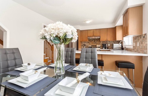 Brampton House | The Mt Pleasant Residence - Your Cozy Away-HOME - *Free Parkg*Workspace*GO-Stn