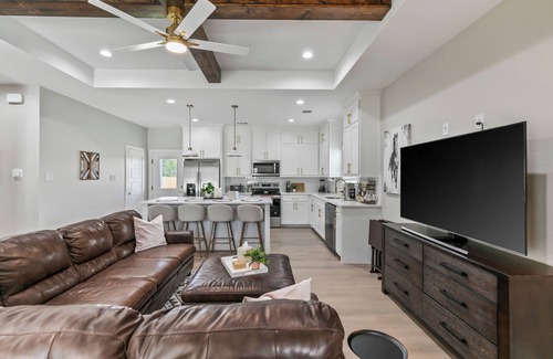 Granbury House | "The Mustang Outpost", Family-Friendly, Sleeps 8 Conveniently Near Downtown