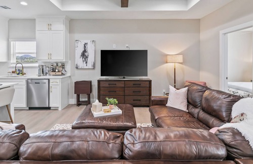 Granbury House | "The Mustang Outpost", Family-Friendly, Sleeps 8 Conveniently Near Downtown