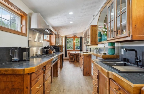 West Dover Villa | The Myrtle House Heated Pool-Hot Tub, Tennis court, Firepit, Sauna, Gym, Hot Tub
