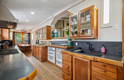 West Dover Villa | The Myrtle House Heated Pool-Hot Tub, Tennis court, Firepit, Sauna, Gym, Hot Tub