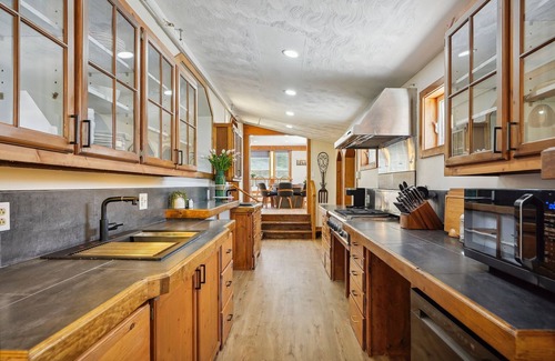West Dover Villa | The Myrtle House Heated Pool-Hot Tub, Tennis court, Firepit, Sauna, Gym, Hot Tub