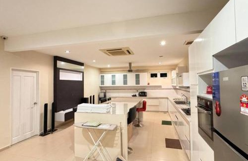 Central District House | The Mystiic Retreat 3 to 5 mins to Mid Valley and KSL