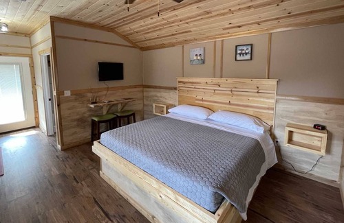 Pipe Creek Cabin | The Nest Cabin Resort - Bluebird Cabin #5