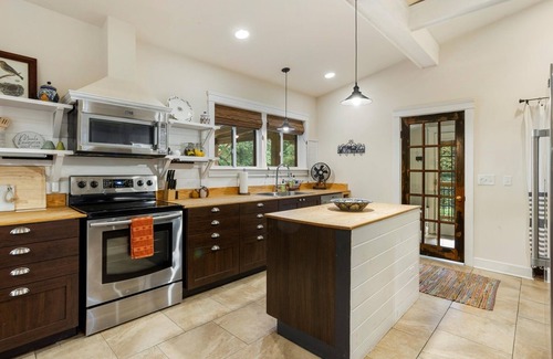 Chattanooga Cabin | The Nest | Home W/Mtn Views | GREAT Location! | 3 Bed, 3.5 Bath