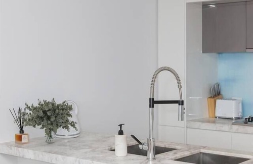 Port Melbourne Apartment | The Nest on Nott Pure Port Melbourne Bliss