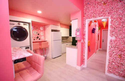 Edgewood House | The New Pink Playhouse 2bdrm near Airport & Beach Sleeps 6
