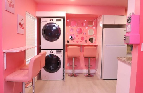 Edgewood House | The New Pink Playhouse 2bdrm near Airport & Beach Sleeps 6
