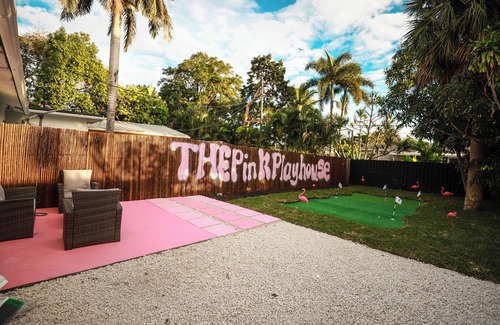 Edgewood House | The New Pink Playhouse 2bdrm near Airport & Beach Sleeps 6