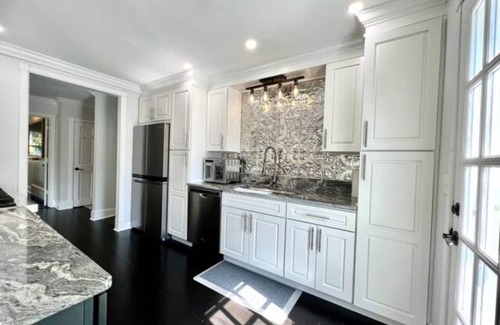 Charlestown House | The Ninigret Nest - 10 mins to all Charlestown Beaches, walk to Umbrella factory